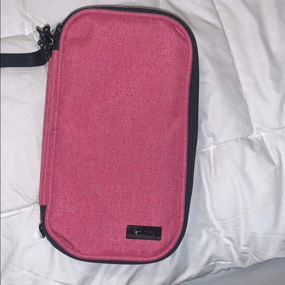 Travel case for makeup brushes !!